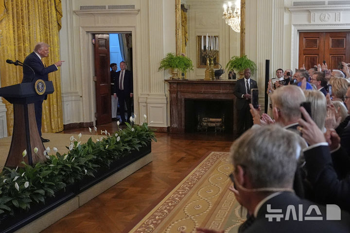 [워싱턴=AP/뉴시스] 도널드 트럼프 미국 대통령이 22일(현지 시간) 백악관에서 열린 공화당 만찬 행사에서 발언하고 있다. 2025.07.23.