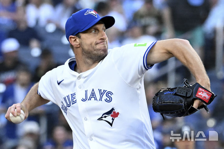 [토론토=AP/뉴시스] 토론토 블루제이스의 맥스 셔저가 지난달 22일(현지 시간) 캐나다 온타리오주 토론토의 로저스 센터에서 열린 2025 MLB 뉴욕 양키스와의 경기에 선발 등판해 역투하고 있다. 2025.08.08.