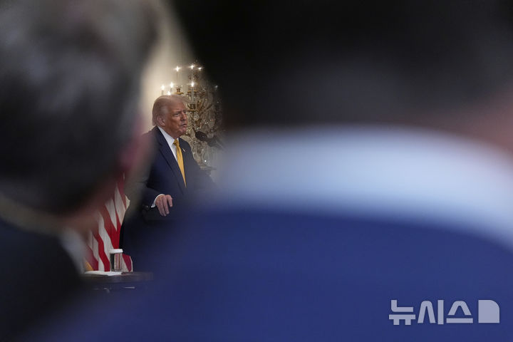 [워싱턴=AP/뉴시스] 도널드 트럼프 미국 대통령이 22일(현지 시간) 백악관에서 열린 공화당 만찬 행사에서 발언하고 있다. 2025.07.23.