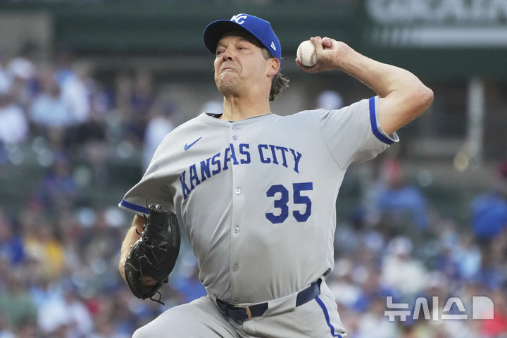 [시카고=AP/뉴시스] 메이저리그(MLB) 캔자스시티 로열스의 베테랑 좌완 리치 힐이 23일(한국 시간) 미국 일리노이주 시카고의 리글리 필드에서 열린 시카고 컵스와의 2025 MLB 원정 경기에 선발 등판해 공을 던지고 있다. 2025.07.23.