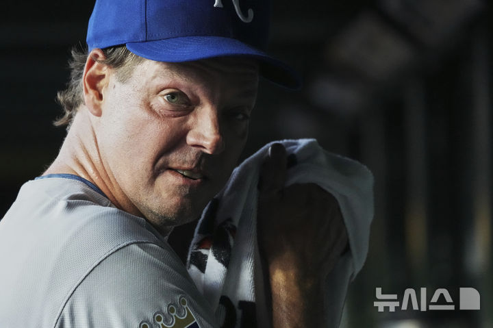 [시카고=AP/뉴시스] 메이저리그(MLB) 캔자스시티 로열스의 베테랑 좌완 리치 힐이 23일(한국 시간) 미국 일리노이주 시카고의 리글리 필드에서 열린 시카고 컵스와의 2025 MLB 원정 경기를 앞두고 더그아웃을 둘러보고 있다. 2025.07.23.