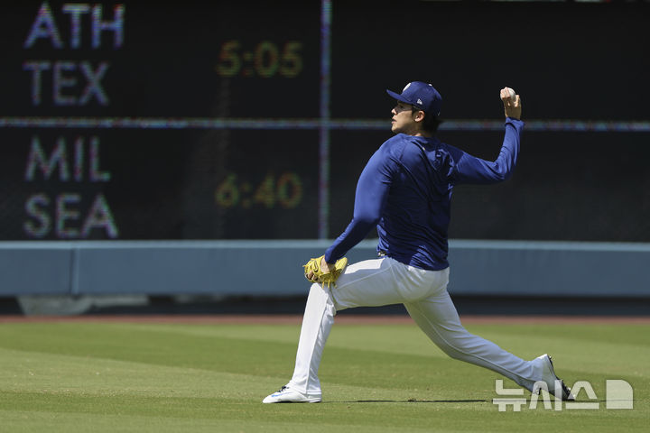 [로스앤젤레스=AP/뉴시스] 사사키 로키가 7월 22일(현지 시간) 미 캘리포니아주 로스앤젤레스의 다저스타디움에서 열린 LA 다저스와 미네소타 트윈스의 2025 MLB 경기 전 외야에서 몸을 풀고 있다. 2025.07.23.