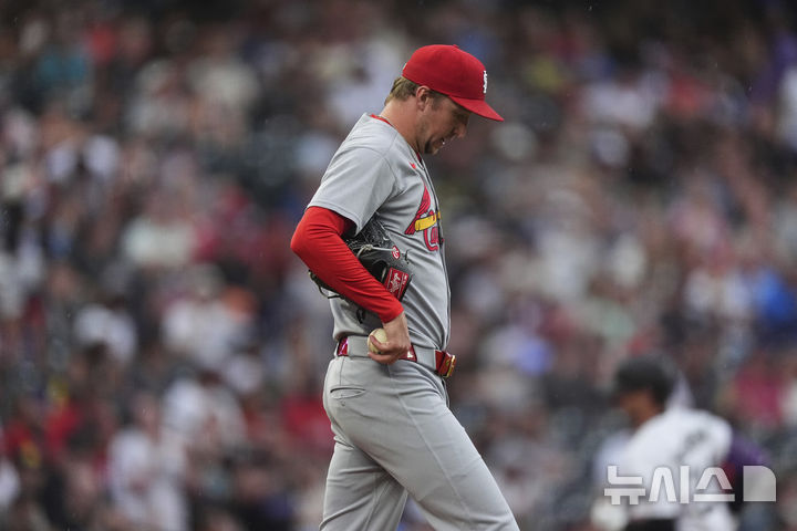 [덴버=AP/뉴시스] 세인트루이스 카디널스의 에릭 페디가 지난 22일(현지 시간) 미 콜로라도주 덴버 쿠어스필드에서 열린 2025 메이저리그 콜로라도 로키스와의 경기에 선발 등판해 3회말 투런 홈런을 맞은 뒤 고개를 떨구고 있다. 2025.07.24.