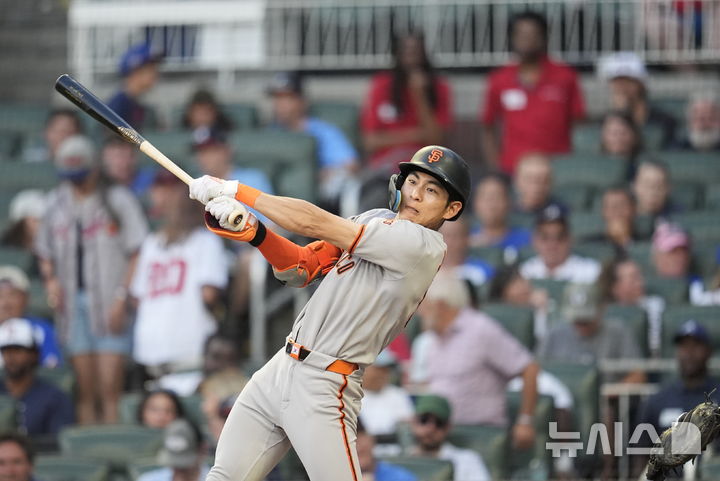 [애틀랜타=AP/뉴시스] 샌프란시스코 자이언츠의 이정후가 22일(현지 시간) 미 조지아주 애틀랜타의 트루이스트 파크에서 열린 2025 메이저리그 애틀랜타 브레이브스와의 경기 4회 초 유격수 앞 땅볼을 치고 있다. 이정후는 4타수 무안타 1볼넷을 기록했고 샌프란시스코는 9-0으로 승리했다. 2025.07.23.