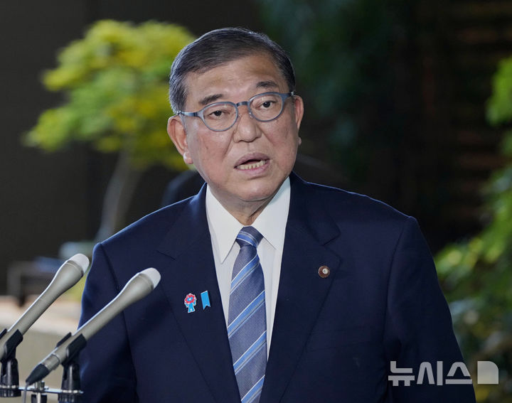 [도쿄=AP·교도/뉴시스]일본 정부는 25일 미국과의 관세 합의 개요를 공표했다. 도널드 트럼프 미 행정부가 불만을 표해왔던 일본의 전기자동차(EV)·연료전지차(FCV) 보조금 제도 개편도 담겼다. 사진은 이시바 시게루 일본 총리가 지난 23일 도쿄 총리 관저에서 기자들에게 발언하고 있는 모습. 2025.07.25.