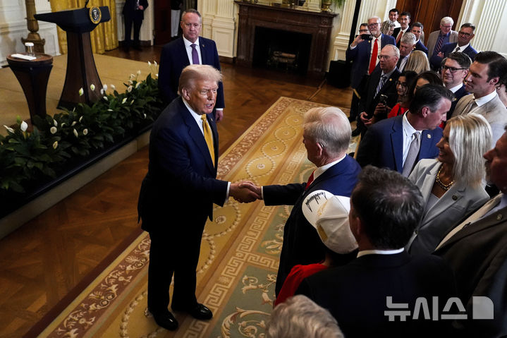 [워싱턴=AP/뉴시스] 도널드 트럼프 미국 대통령이 22일(현지 시간) 백악관에서 열린 공화당 만찬 행사에서 참석자들과 인사하고 있다. 2025.07.23.