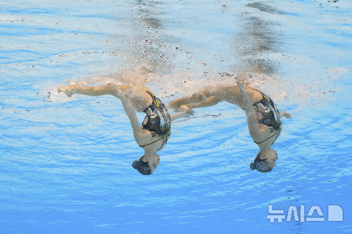 [싱가포르=AP/뉴시스] 캐나다의 오드리 라모테와 시메나 오르티스 몬타노가 23일(현지 시간) 싱가포르에서 열린 2025 국제수영연맹(World Aquatics) 싱가포르 세계수영선수권대회 아티스틱 스위밍 여자 듀엣 프리 예선전에서 연기하고 있다. 2025.07.23.