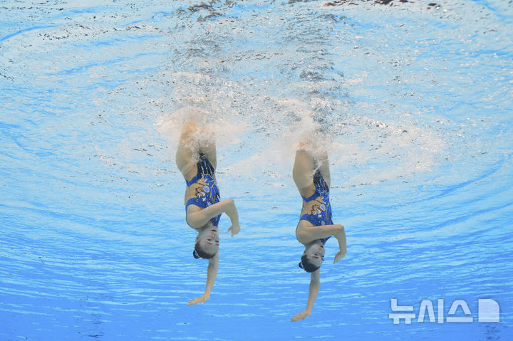 [싱가포르=AP/뉴시스] 튀르키예의 셀린 허머릭과 에체 웅고가 23일(현지 시간) 싱가포르에서 열린 2025 국제수영연맹(World Aquatics) 싱가포르 세계수영선수권대회 아티스틱 스위밍 여자 듀엣 프리 예선전에서 연기하고 있다. 2025.07.23.