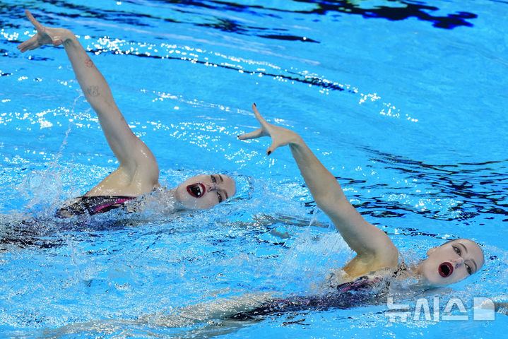 [싱가포르=AP/뉴시스] 중립 선수 다리아 페다룩과 바실리나 칸도시카가 23일(현지 시간) 싱가포르에서 열린 2025 국제수영연맹(World Aquatics) 싱가포르 세계수영선수권대회 아티스틱 스위밍 여자 듀엣 프리 예선전에서 연기하고 있다. 2025.07.23.