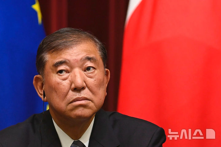 [도쿄=AP/뉴시스]이시바 시게루 일본 총리가 지난 23일 도쿄 총리 관저에서 유럽연합(EU)의 우르줄라 폰데어라이엔 집행위원장, 안토니우 코스타 정상회의 상임의장과 회담 후 함꼐 공동 기자회견에 참석했다. 2025.07.24.