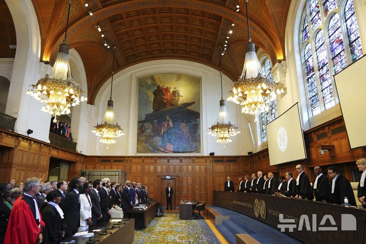 [AP/뉴시스] 23일 네덜란드 헤이그 소재 국제사법재판소 재판부 판사 15명 전원이 입장해 기후변화와 정부 책임에 관한 재판 청문을 앞두고 있다