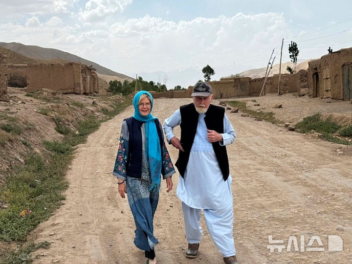 [AP/뉴시스] 탈레반에 억류되기 전 아프가니스탄에 18년 거주한 영국 레이놀즈 부부