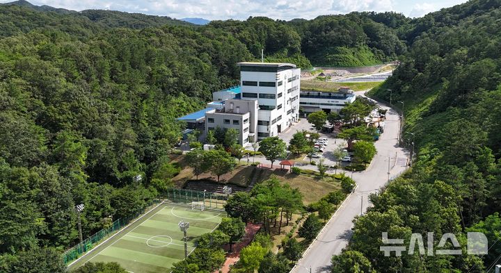 [영동=뉴시스] 연종영 기자 = 23일 충북 영동군 용산면 율리 영동군자원순환센터가 소각시설을 가동하고 있다. 영동군과 군의회는 소각시설 처리용량을 늘리는 방안을 협의하고 있다. 2025.07.23. jyy@newsis.com 