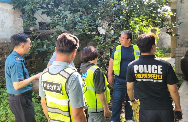 [상주=뉴시스] 공·폐가 점검. (사진=상주경찰서 제공) 2025.07.23 photo@newsis.com *재판매 및 DB 금지