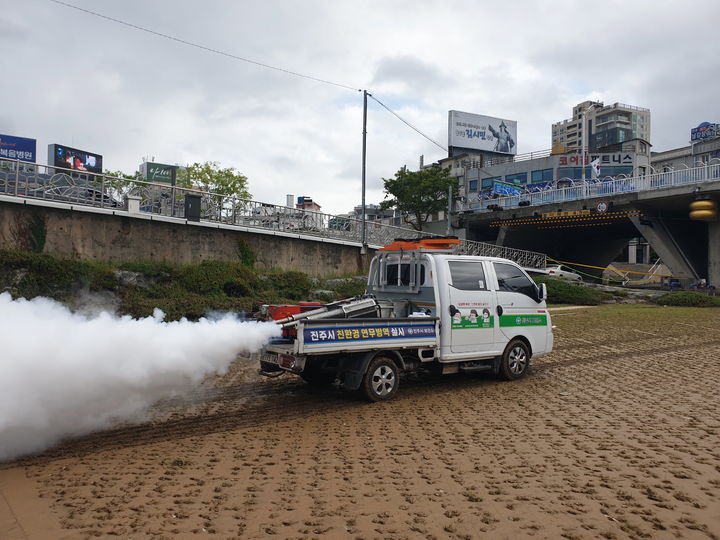 [진주=뉴시스]진주시, 집중호우 피해 지역 방역소독 실시.(사진=진주시 제공).2025.07.23.photo@newsis.com *재판매 및 DB 금지