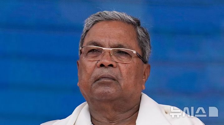 [아이자즈 라히=AP/뉴시스] 인도 카르나타카주 주지사 시다라마야가 부정확한 메타의 자동 번역 시스템을 비판했다. 2025.07.23