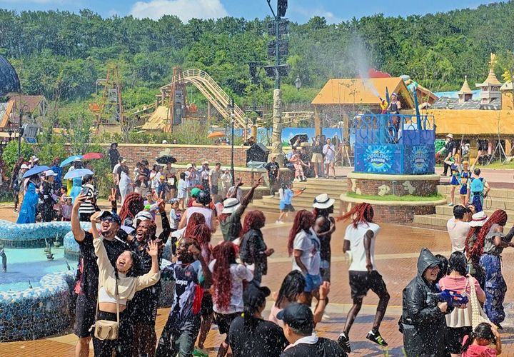 [부산=뉴시스] 롯데월드 어드벤처 부산 '쿨링 퍼레이드' (사진=롯데월드 어드벤처 부산 제공) 2025.07.23. photo@newsis.com *재판매 및 DB 금지