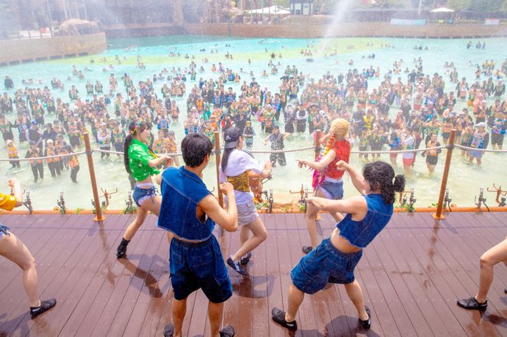 [부산=뉴시스] 롯데워터파크 '자이언트 웨이브 페스타' 공연 (사진=롯데월드 어드벤처 부산 제공) 2025.07.23. photo@newsis.com *재판매 및 DB 금지