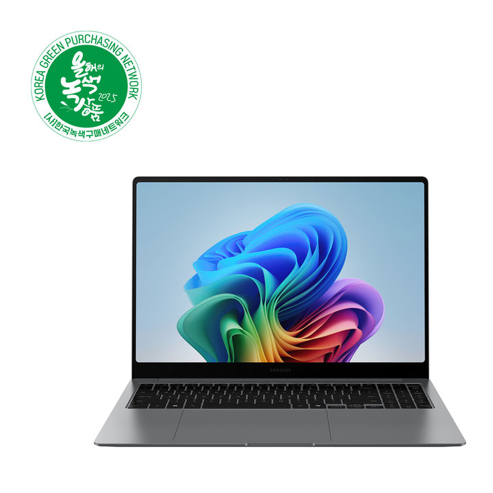 [서울=뉴시스]'2025 대한민국 올해의 녹색상품' 시상식에서 2관왕을 차지한 삼성전자 갤럭시 북5 프로. (사진=삼성전자 제공) photo@newsis.com   *재판매 및 DB 금지