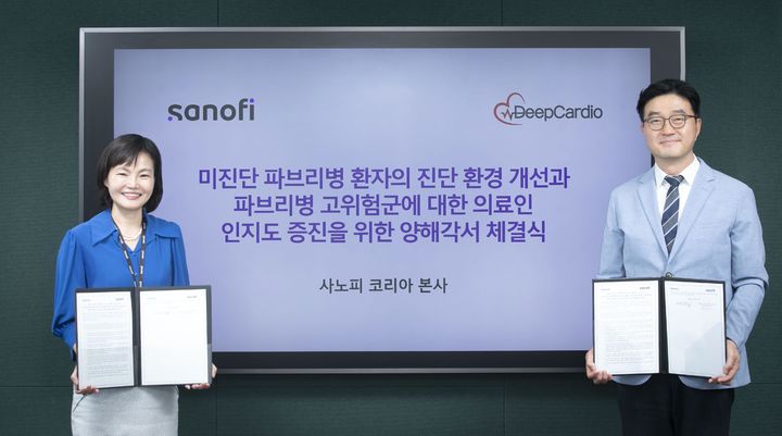 [서울=뉴시스] 배경은 사노피 한국법인 대표(왼쪽)와 최원익 딥카디오 대표이사가 ‘파브리병 진단 환경 개선’을 위한 MOU 체결을 마치고 기념촬영을 하고 있다. (사진=사노피 제공) 2025.07.23. photo@newsis.com *재판매 및 DB 금지