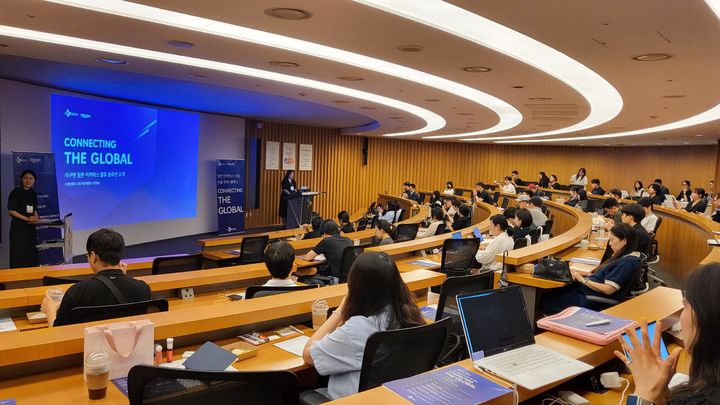 [서울=뉴시스] 최근 서울 중구 CJ인재원에서 CJ대한통운이 뷰티·건강기능식품 셀러 70여 명을 대상으로 개최한 '일본 이커머스 진출 전략 세미나' 현장 모습. (사진=CJ대한통운 제공) 2025.07.23 photo@newsis.com *재판매 및 DB 금지