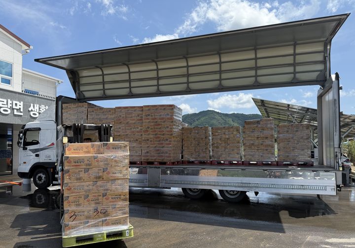 [서울=뉴시스] 오뚜기가 최근 폭우로 침수 피해가 발생한 지역에 컵라면과 컵밥 등 제품 총 4만여 개를 긴급 지원했다. (사진=오뚜기 제공) *재판매 및 DB 금지