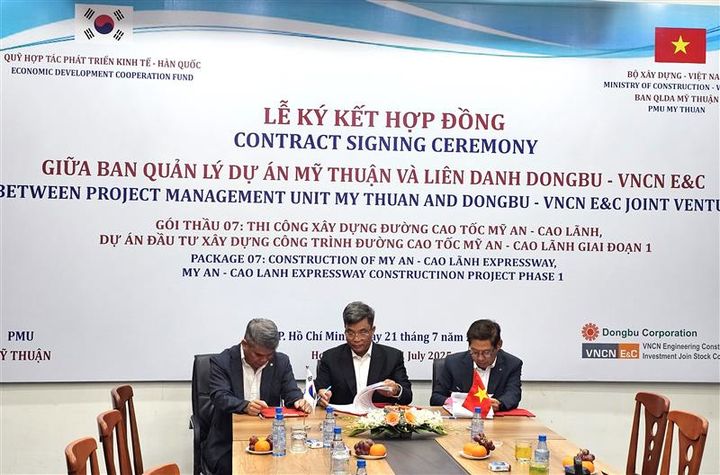 [서울=뉴시스] 동부건설이 지난 21일 베트남 미안-까오랑 도로 건설사업 계약을 체결하는 모습. 오른쪽부터 조홍빈 동부건설 토목사업본부장, 트란 반 티(Tran Van Thi) 베트남 미투안 사업관리단장, 응우옌 트리 둥(Nguyen Tri Dung) 베트남 VNCN E&C 사장 등. 2025.07.23. (사진=동부건설 제공) photo@newsis.com *재판매 및 DB 금지