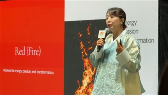 한식에 대한 강연을 진행하는 홍신애 셰프 (사진=주홍콩한국문화원 제공) *재판매 및 DB 금지