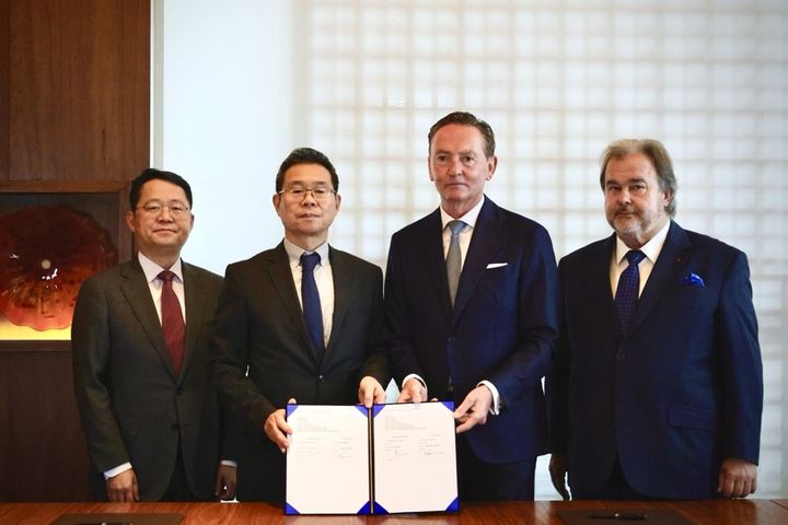 왼쪽부터 호텔HDC 이석희 상무, 이성용 대표, 피에르 에르메 파티시에, 에릭 빈센트 피에르 에르메 CEO *재판매 및 DB 금지