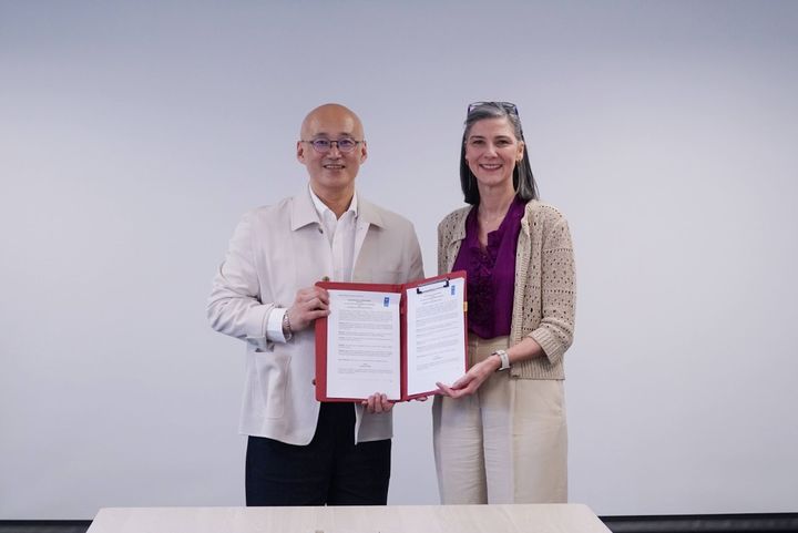 (왼쪽부터)베트남 하노이 UN 그린원 사무소에서 메가존클라우드 염동훈 대표와 UNDP 라므라 하리디 상임대표가 업무협약 체결 후 기념촬영을 하고 있다.(사진=메가존클라우드 제공) *재판매 및 DB 금지