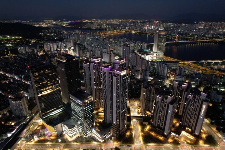 [서울=뉴시스] KT에스테이트가 서울 광진구 구의동에 조성한 복합개발단지 '이스트폴' 야경. 2025.07.23. (사진=KT에스테이트 제공) photo@newsis.com *재판매 및 DB 금지