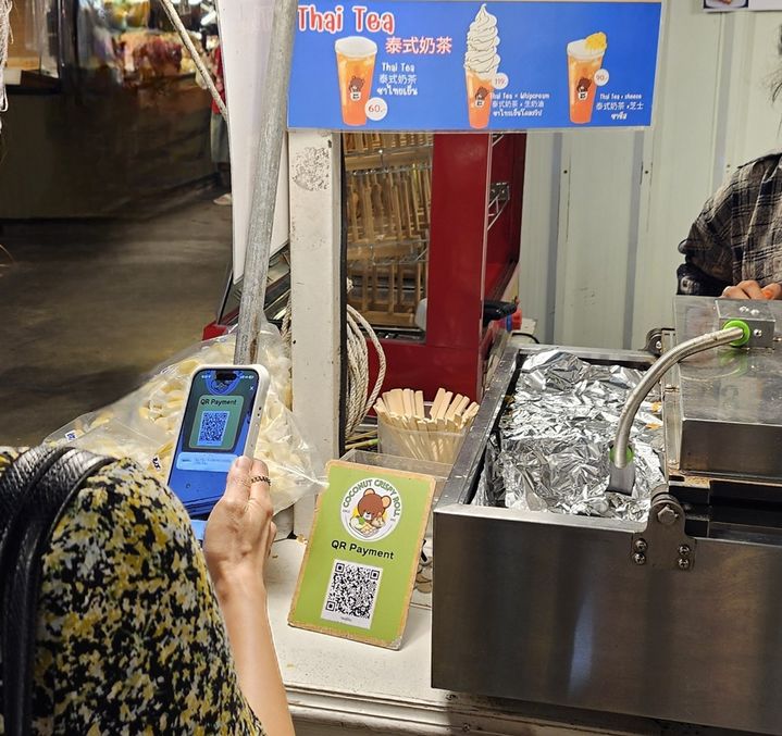 [서울=뉴시스] 태국 현지에서 페이북 QR로 결제하고 있는 모습. (사진=BC카드 제공) 2025.07.23. photo@newsis.com *재판매 및 DB 금지