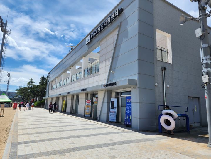 [속초=뉴시스] 속초해수욕장 내 속초시행정지원센터 전경.photo@newsis.com 2025.07.23 *재판매 및 DB 금지