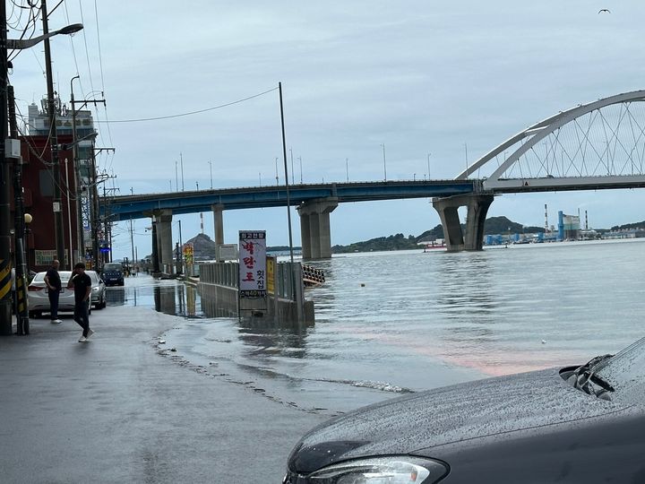 군산 해망동 물양장에 바닷물이 범람했다. (사진=해경 제공) *재판매 및 DB 금지