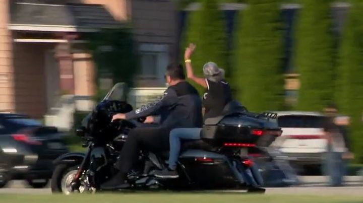 미국 위아이에스엔 방송이 공개 한 20일 오후 5시께(현지 시각) 오크 크릭의 한 식당에서 집단 난투극이 발생한 후 오토바이 한 대가 현장에 경찰이 출동하자 도주하는 장면이다. (출처=WISN) *재판매 및 DB 금지
