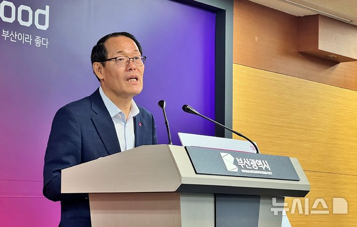 [부산=뉴시스] 원동화 기자 = 이준승 부산시 행정부시장이 23일 부산시청 브리핑룸에서 기자회견을 열고 국제도서관협회연맹(IFLA)이 주최하는 '2026 세계도서관정보대회(WLIC)'를 부산에서 유치한다고 발표했다. 2025.07.23. dhwon@newsis.com