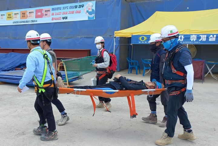 [서울=뉴시스] 권신혁 기자 = 박종길 근로복지공단 이사장이 지난 10일 울산 산재 공공병원 신축현장을 방문해 폭염대비 태세를 점검하고 응급구조 훈련을 실시하는 등 현장안전경영을 진행했다. (사진 = 근로복지공단 제공) 2025.07.23. innovation@newsis.com *재판매 및 DB 금지