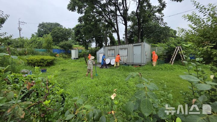 [김포=뉴시스] 정일형 기자 = 유기동물 포획반 활동 모습. (사진=김포시 제공)