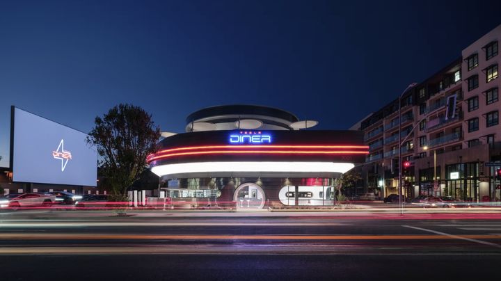 [서울=뉴시스] 세계적인 전기차 업체 테슬라가 미국 로스앤젤레스(LA) 도심에 식당과 충전소, 엔터테인먼트 시설을 결합한 첨단 복합공간 '다이너'(Diner)를 개장했다. (사진=@Tesla 엑스 캡처) 2025.07.23 *재판매 및 DB 금지