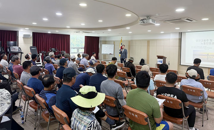 [신안=뉴시스]염전 근로자 인권침해 예방교육. (사진=신안군 제공) 2025.07.23. photo@newsis.com *재판매 및 DB 금지