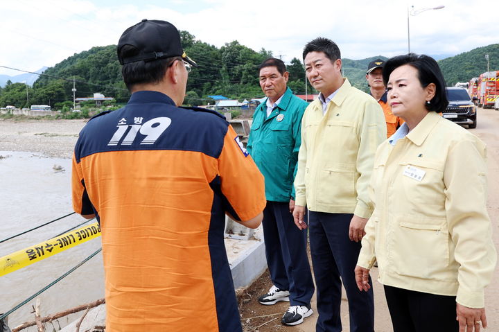 [수원=뉴시스] 경기도의회 김진경 의장과 정윤경·김규창 부의장이 21일 기습 폭우로 피해가 발생한 가평을 찾아 재난 현장을 살피고 있다. (사진=경기도의회 제공) 2025.07.23. photo@newsis.com *재판매 및 DB 금지