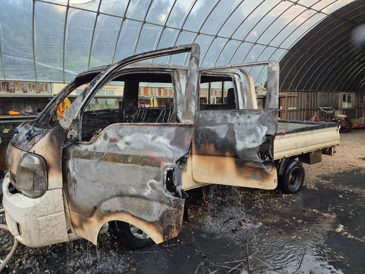 [서산=뉴시스] 지난 22일 오후 7시12분께 충남 서산시 부석면 가사리의 한 비닐하우스 안에 주차돼 있던 차량에서 불이 나 차량 등을 모두 태우고 23분 만에 진압됐다. (사진=서산소방서 제공) 2025.07.23. photo@newsis.com *재판매 및 DB 금지