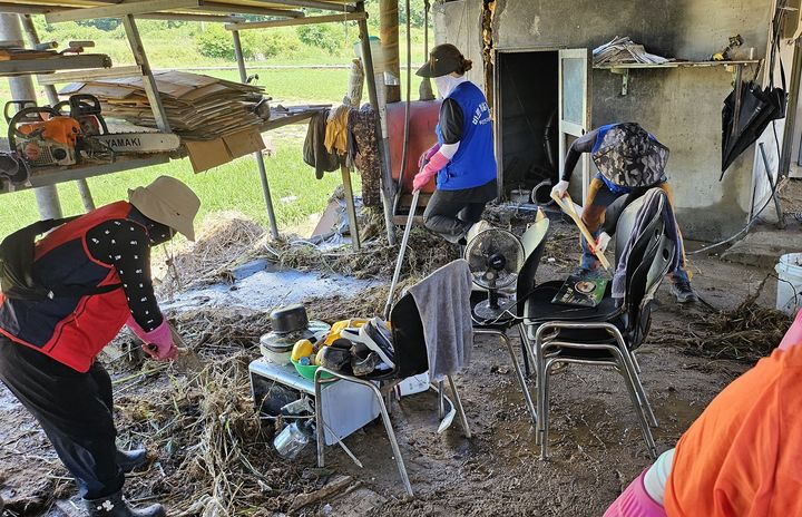 [부산=뉴시스] 부산 부산진구는 지난 22일 최근 집중호우로 큰 피해를 입은 자매결연도시 경남 합천군에 신속히 복구 인력을 지원하고 직원들이 모은 성금을 전달했다. (사진=부산진구 제공) 2025.07.23. photo@newsis.com *재판매 및 DB 금지