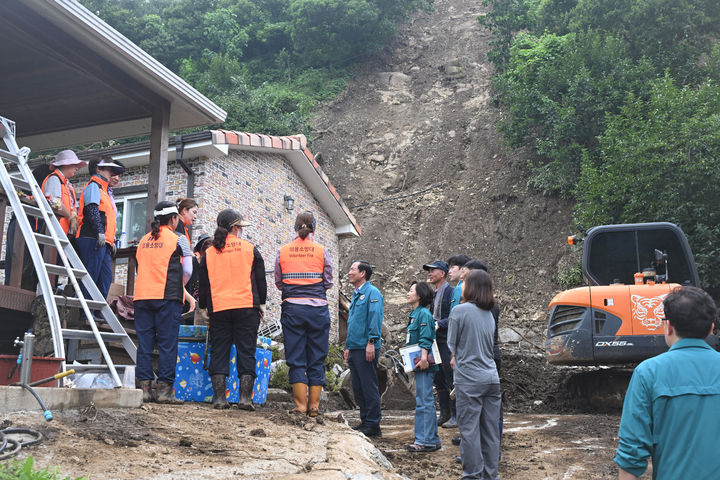 [거창=뉴시스] 구인모 거창군수 호우피해 현장 방문 (사진=거창군 제공) 2025. 07. 23. photo@newsis.com&nbsp; *재판매 및 DB 금지