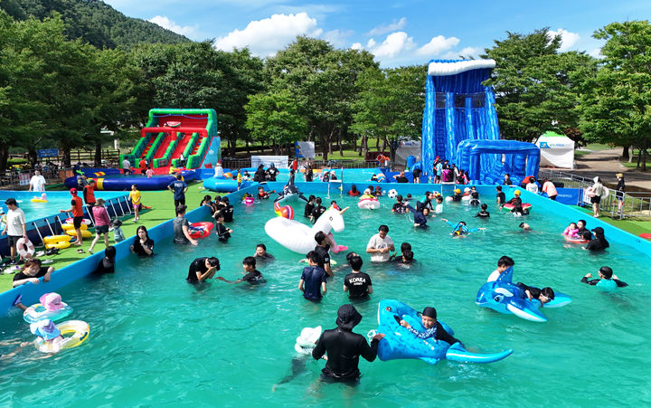  [영양=뉴시스] '제1회 선바위 퐁당퐁당 물놀이 축제' 모습. (사진=영양군 제공) 2025.07.23. photo@newsis.com *재판매 및 DB 금지