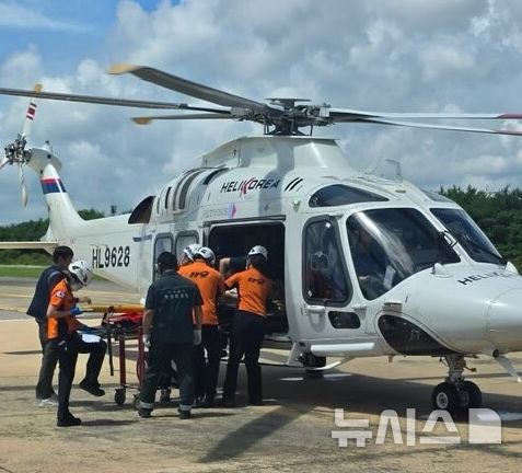 [김포=뉴시스] 정일형 기자 = 닥터헬기로 이송되는 환자. (사진=김포소방서 제공)