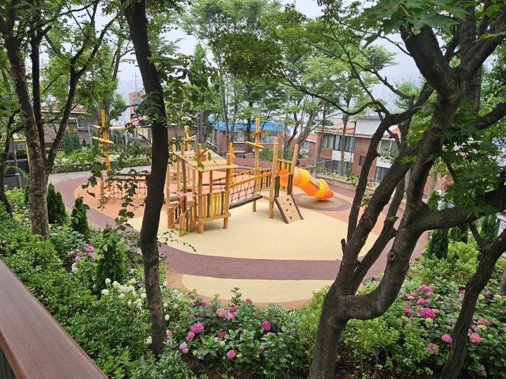 [서울=뉴시스] 미아도심소어린이공원 공감놀이터 전경. 2025.07.23. (사진=강북구 제공) *재판매 및 DB 금지