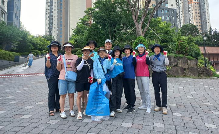 [수원=뉴시스] 잡초제거 봉사활동. (사진=광교1동 행정복지센터 제공) 2025.07.23. photo@newsis.com *재판매 및 DB 금지