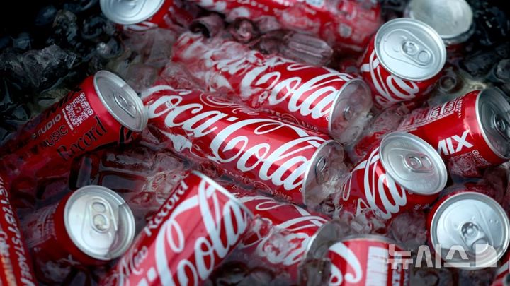 [서울=뉴시스] 지난 22일 코카콜라에서 '사탕수수'를 사용한 신제품을 출시한다고 발표했다. (사진=CNN). 2025.07.22.