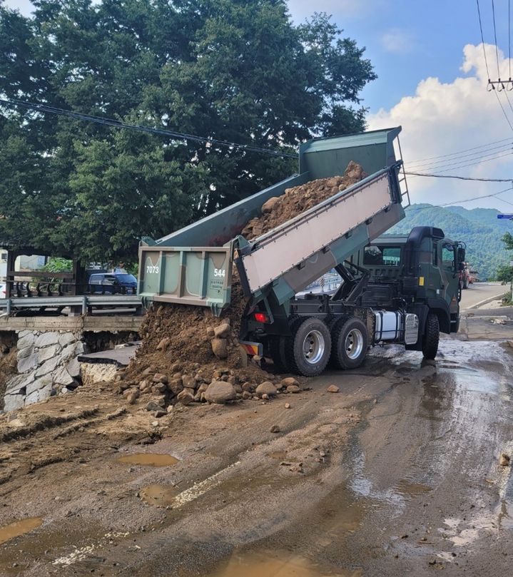 육군 39사단, 국도59호선 산청 구간 조기 복구 지원.(사진=경남도 제공) 0225.07.23. *재판매 및 DB 금지